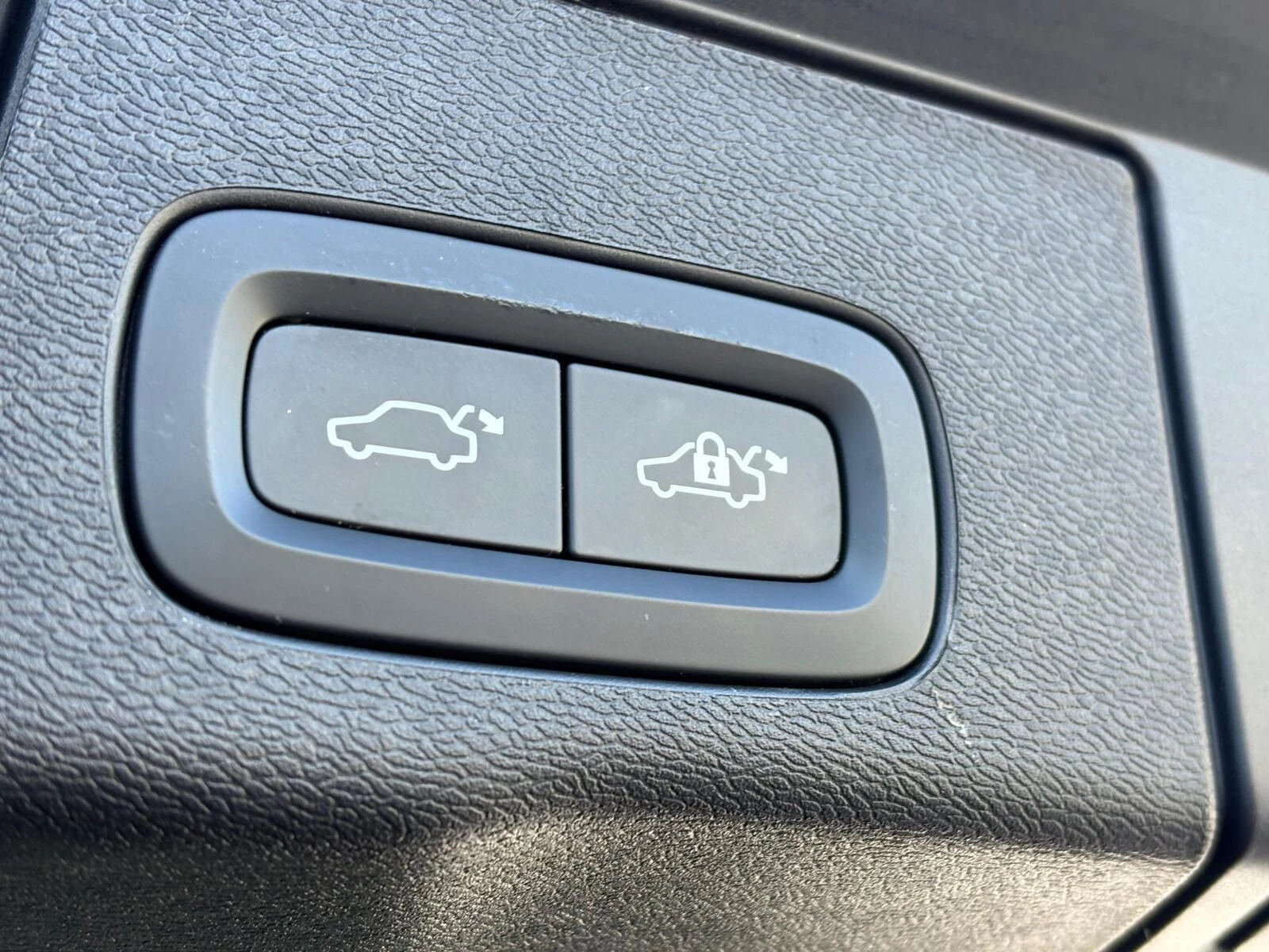 Volvo XC 60 Black Edition AWD II (2017-) — zdjęcie 16