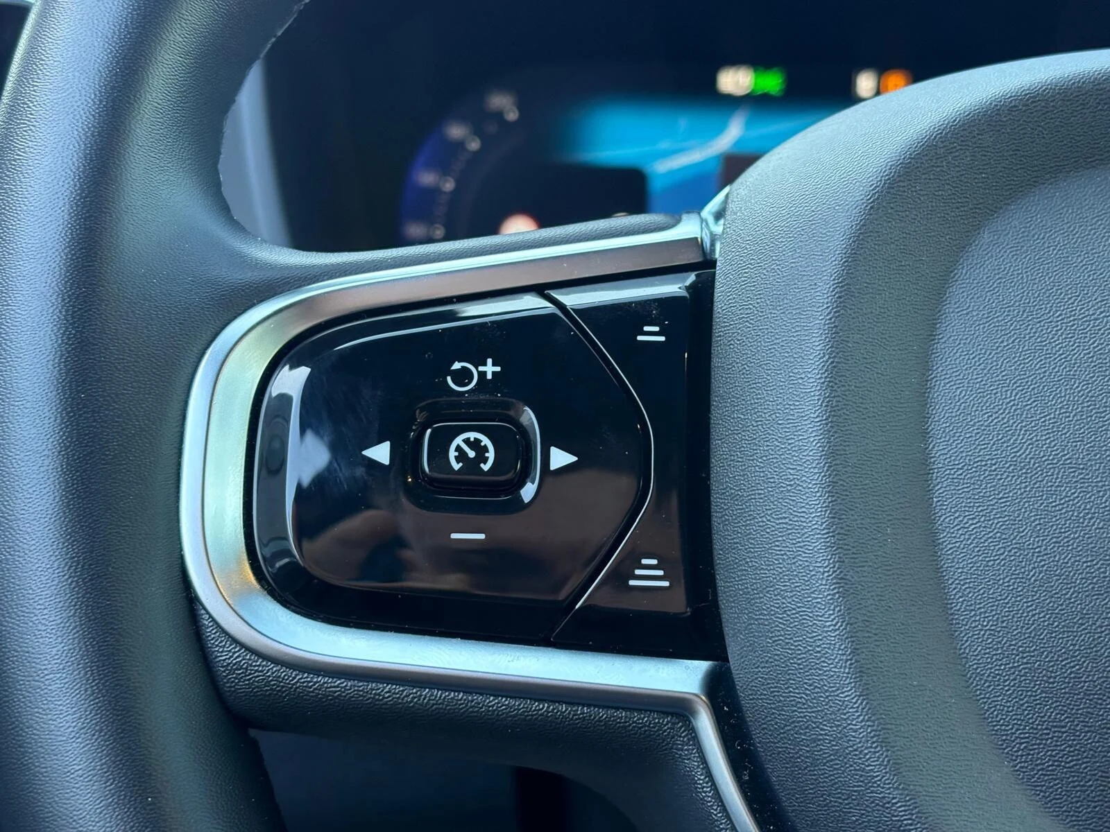 Volvo XC 60 Black Edition AWD II (2017-) — zdjęcie 19