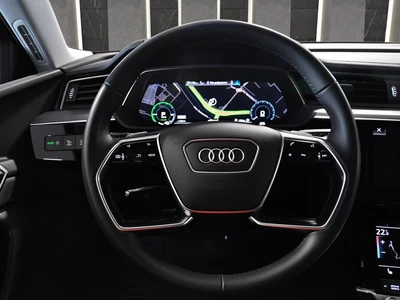Audi e-tron Night vision, pneumatyka, serwis ASO