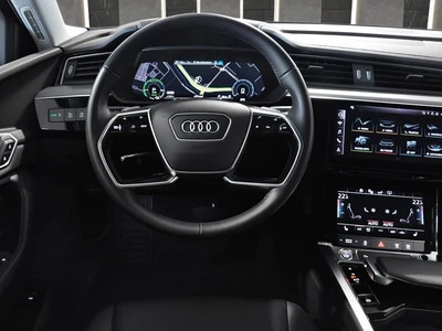 Audi e-tron Night vision, pneumatyka, serwis ASO