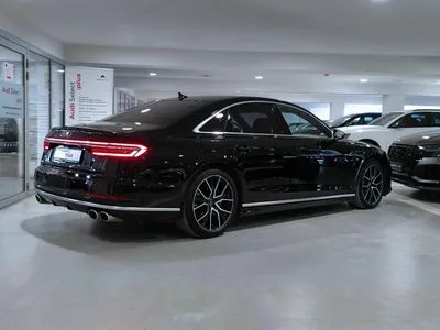 Audi S8 TFSI Oś skrętna Pneumatyka Akt Tempomat HUD B&O Dociągi Masaże Wentylacja