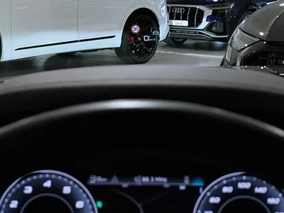 Audi S8 TFSI Oś skrętna Pneumatyka Akt Tempomat HUD B&O Dociągi Masaże Wentylacja