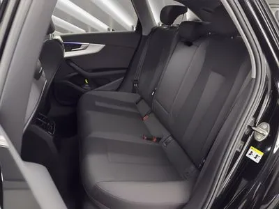 Audi A4 Avant reflektory LED, smartphoneinterface, virtual cockpit