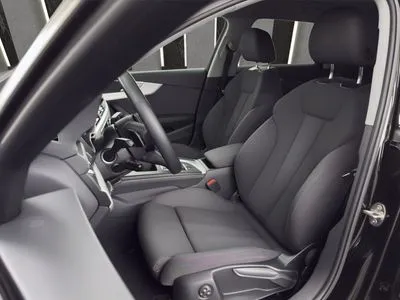 Audi A4 Avant reflektory LED, smartphoneinterface, virtual cockpit