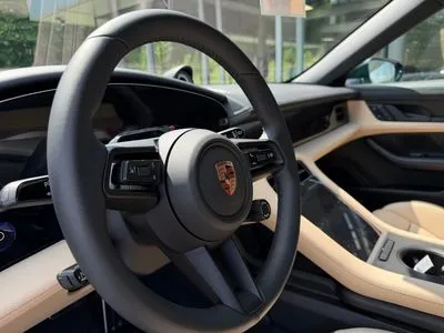 Porsche Taycan 4