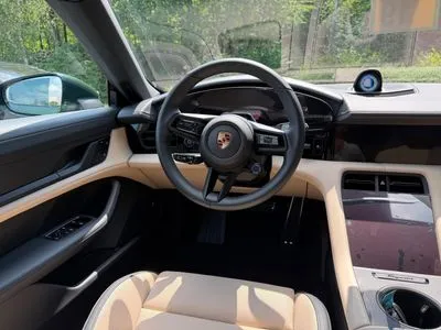 Porsche Taycan 4