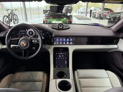 Porsche Taycan 4