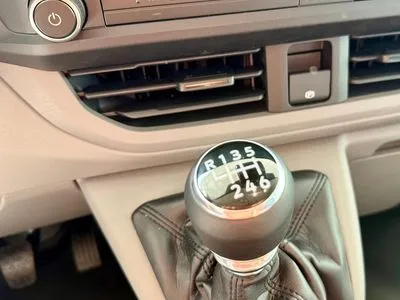 Volkswagen T7 Furgon PLUS